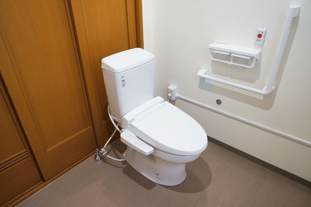 設備完備のトイレ