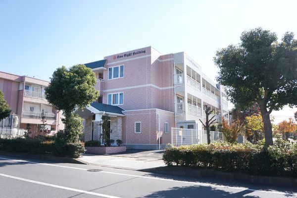 朝日に輝く建物の外観