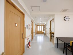 明るい廊下と部屋