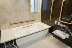 バリアフリー設計の浴室