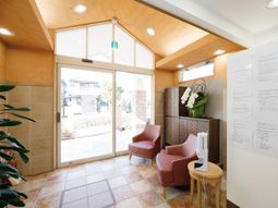 明るいエントランス風景