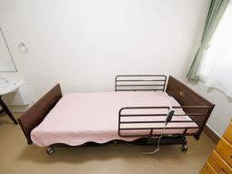 明るい居室の電動ベッド