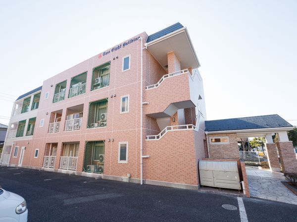 明るい外観の建物