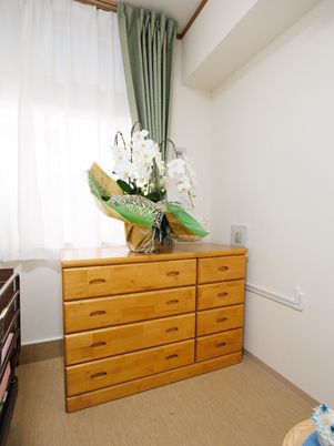 居室の家具と窓