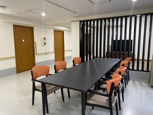 スタッフ用休憩所のテーブル