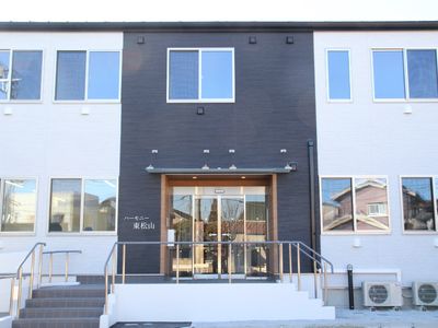 シンプルな外観の建物