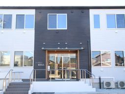 清潔感ある建物のエントランス