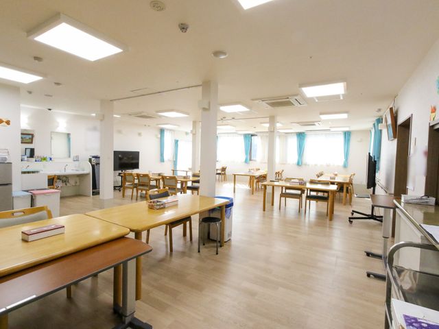 明るく開放的な食堂 食堂 明るい食堂でのお仕事です。開放感あふれる空間で、利用者様の食事のサポートをしませんか。