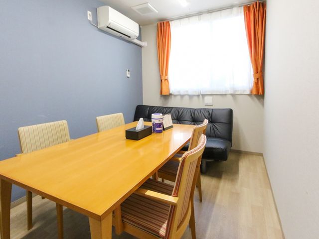 居室の家具配置 居室 心地よい空間で働くことができ、居住者の日常生活をサポートするきれいな居室があります。