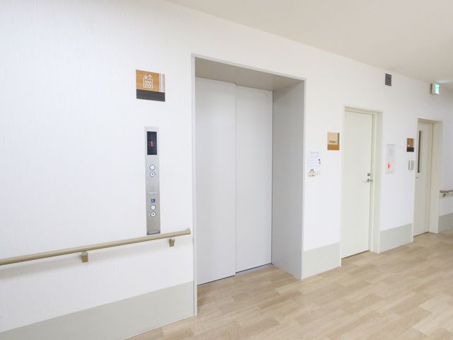 清潔な廊下とエレベーター 廊下 清掃が行き届いた廊下で快適な勤務環境を提供しています。