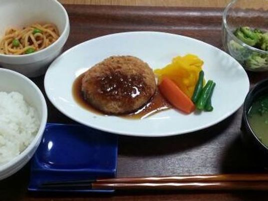 和風ハンバーグの食事セット