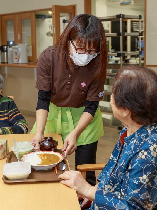スタッフが食事を提供