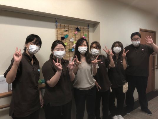 元気なスタッフのグループ写真