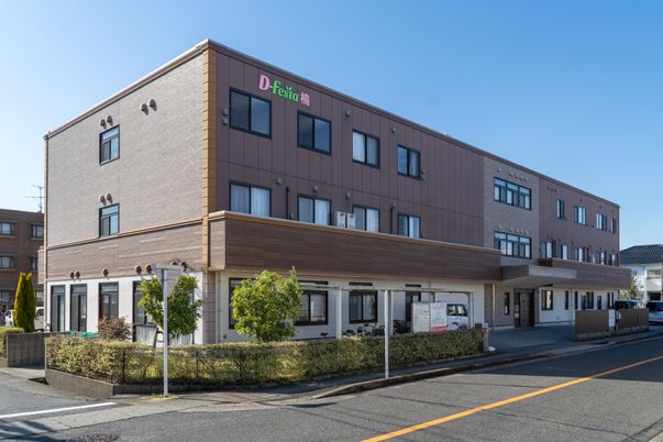 広い外観の建物