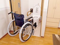 車椅子と手すりのある廊下