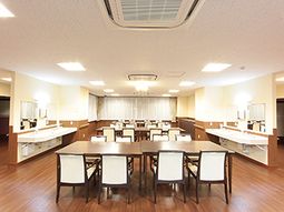 明るい食堂の様子