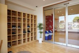 エントランスの靴棚と植物