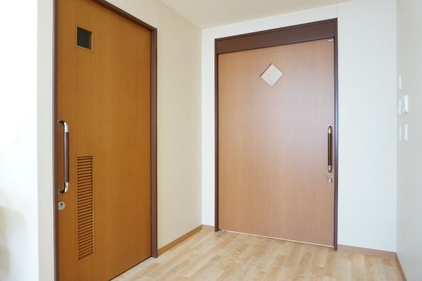 清潔な居室の扉