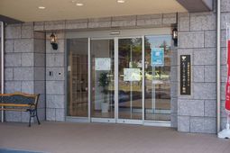 入口と案内板のエントランス