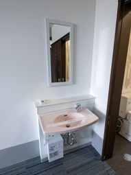 清潔な洗面台と鏡