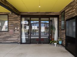 明るいエントランスの外観