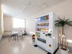 休憩スペースの自動販売機