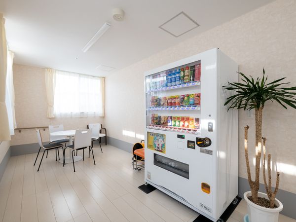 休憩スペースの自動販売機