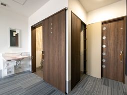 清潔感のある洗面所と廊下