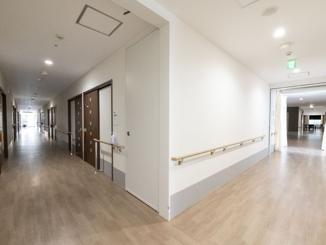 明るくキレイな施設の廊下 廊下 清潔で明るい廊下が確保された職場環境です。働きやすさを大切にする施設で、私たちと一緒に働きませんか。