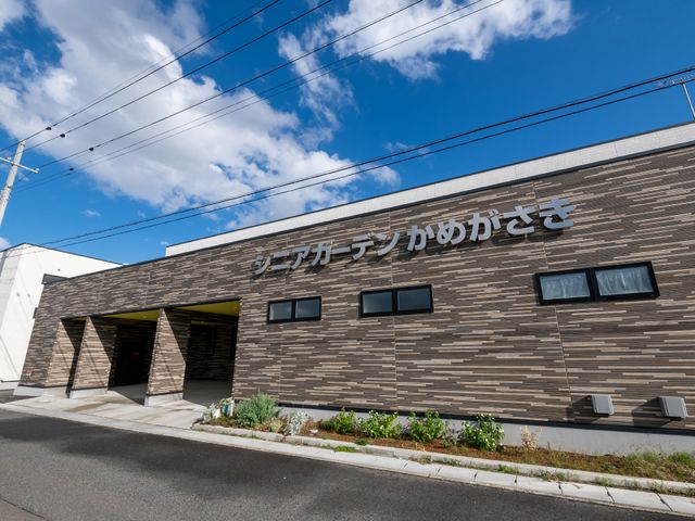 モダンな建物の外観 外観 スタイリッシュな外観を持つ当施設で、一緒に働きませんか。新しいチームメンバーを募集しています。
