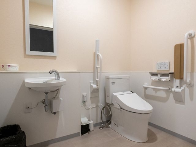 介護施設の清潔なトイレ トイレ 清潔で機能的なトイレを保つお仕事です。日常のメンテナンスを通して、利用者の方々の快適な生活を支えましょう。