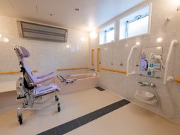 バリアフリー対応の清潔な浴室