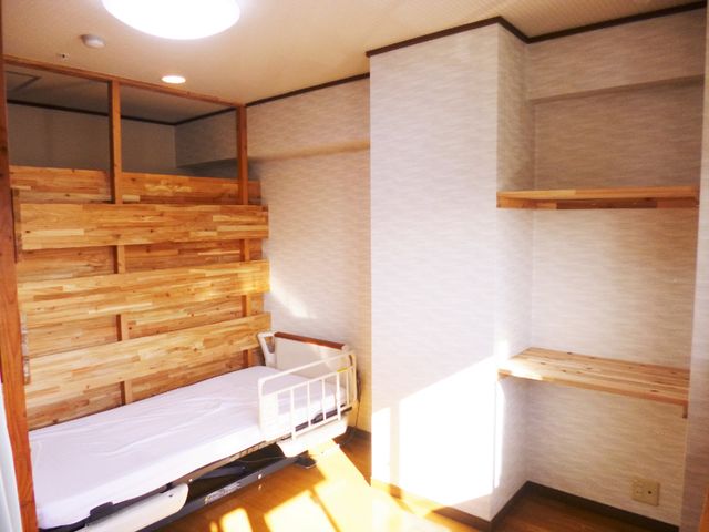 木目調の温かみのある居室 個室（東側） 木のぬくもりを感じる落ち着いた居室です。プライバシーを配慮した空間で、快適な日々を過ごせます。