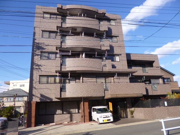 多階建て建物の外観