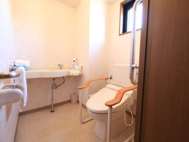 介助しやすいトイレ設備 トイレ 手すりや広々とした空間が介護のしやすさを考慮したトイレです。お客様のサポートをお願いします。