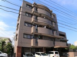 茶色の建物の外観