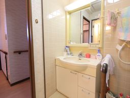 清潔な洗面台の一角