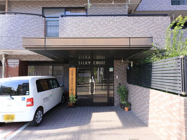 快適なエントランスの外観 エントランス 心地よいエントランスが印象的な施設で、充実した職場環境がここにあります。