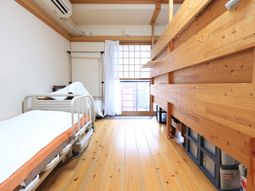 明るい和室の居室風景