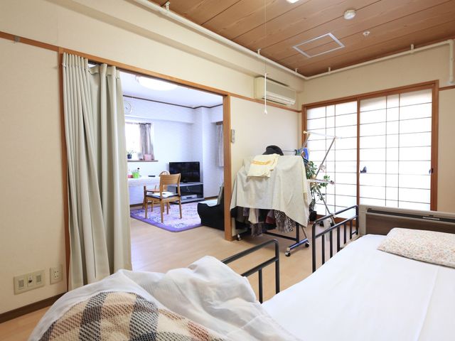 ゆったり居室の介助風景 居室 広々とした居室でのケアを通じて、ご利用者さまの快適な生活を支えるお手伝いをしませんか。癒やしの空間で働けます。