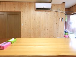 明るい木目の居室
