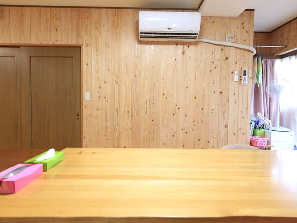 明るい木目の居室