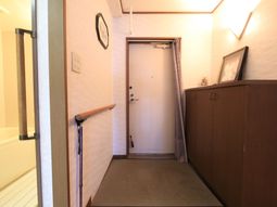 廊下の手すりと家具