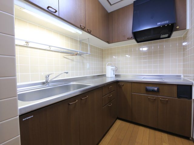 整備された快適キッチン キッチン 清潔感溢れる広々としたキッチンで、利用者さまの食事の支度を行います。