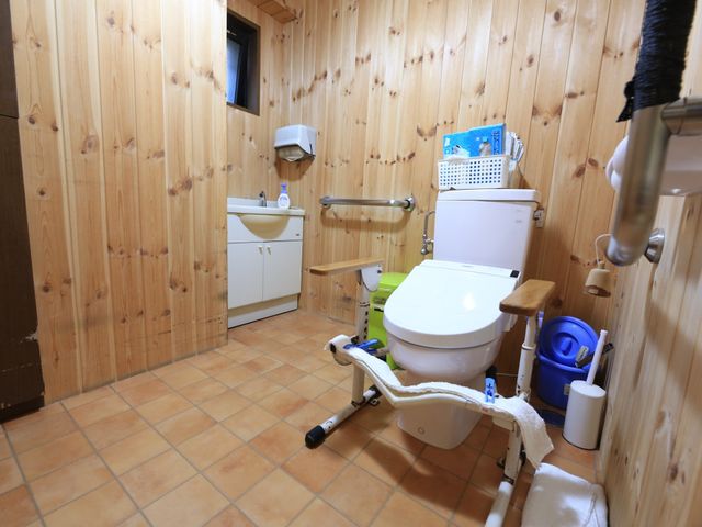 バリアフリー設計のトイレ トイレ 快適なバリアフリートイレで、利用者様の日々のサポートを行っていただける職場環境です。