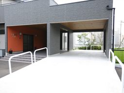 モダンなエントランス外観