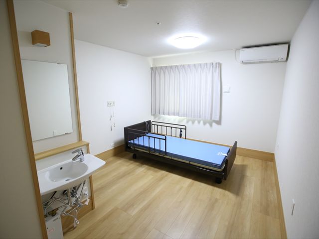 整った居室環境 居室 清掃が行き届いた個室を整え、入居者さまの快適な生活をサポートします。