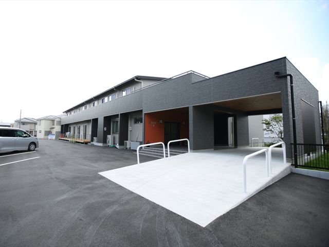 清潔感あるエントランス エントランス 清潔でモダンなエントランスが迎える、やりがいのある職場です。