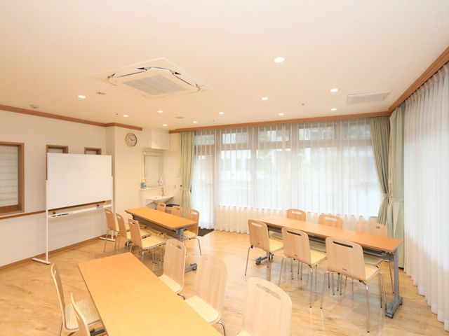 ゆったりとした研修室 多目的室 教育研修やレクリエーションに使用する多目的室で、スキルアップを目指しましょう。