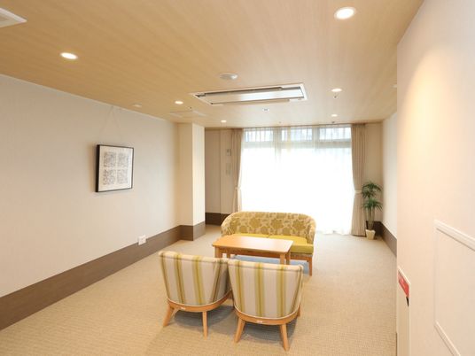 落ち着いた雰囲気の待合室